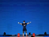 米兰体育课程-举重项目中强敌对决，这位选手力压群雄夺冠