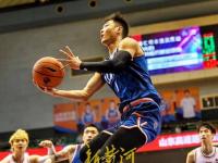 米兰体育亚洲官网-山东男篮新援表现抢眼，球队士气高涨