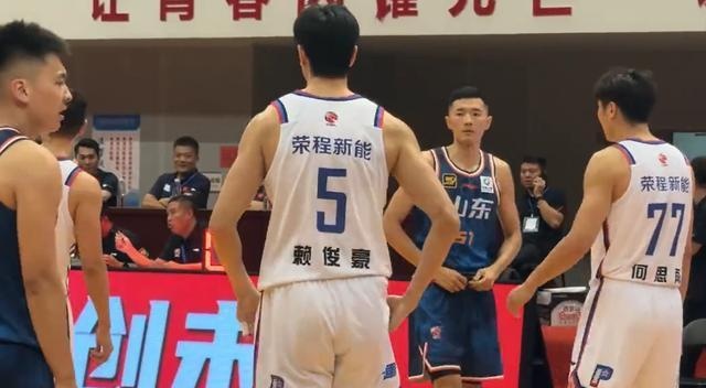 山东男篮新援表现抢眼,球队士气高涨 山东男篮新援表现抢眼,球队士气高涨